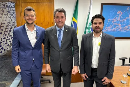 O presidente Danylo Acioli e o vereador Adan Lenharo visitaram o deputado federal Sérgio Souza