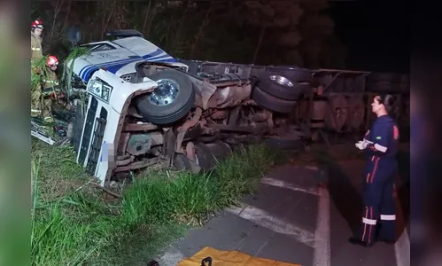 Caminhoneiro morre após carreta tombar na BR-376 na Serra do Cadeado