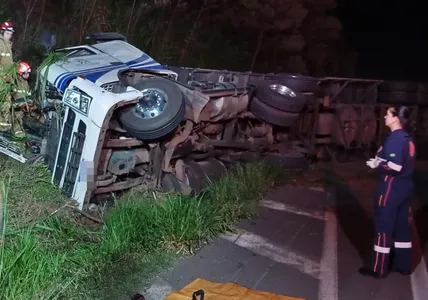 O veículo transportava uma carga de vidro