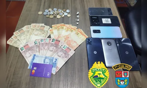 PM descobre 'biqueira' e prende três por tráfico em Arapongas