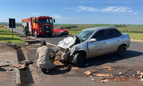 Acidente entre carro e caminhão deixa três pessoas feridas na PR-444