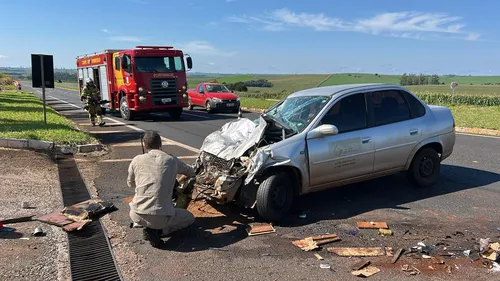 Ocupantes do carro ficaram feridos