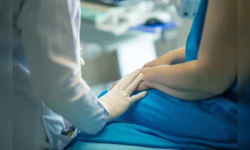 Mulher com dor comum descobre câncer agressivo após exames