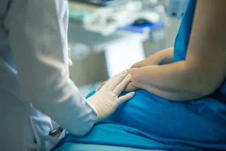 Os sintomas podem variar dependendo da localização do tumor
