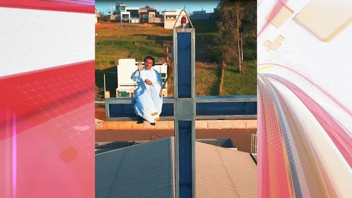 Padre na cruz no alto de igreja