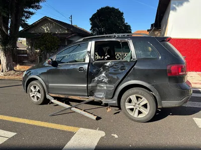 Porta do carro ficou bastante danificada