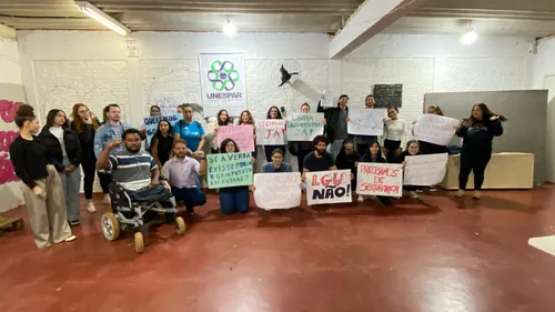 Protesto foi realizado na noite desta quinta-feira