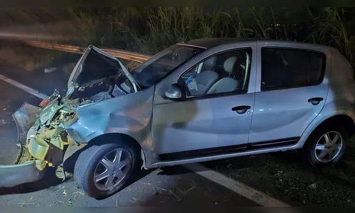 Mulher com filho de 3 anos no carro bate em guard-rail no Contorno Norte