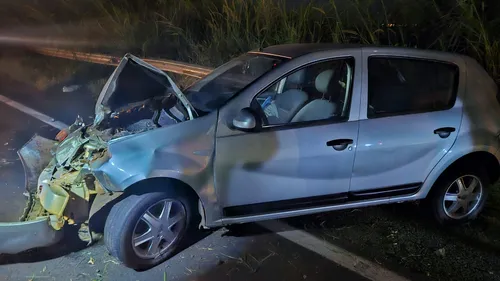 Sandero ficou com a frente destruída