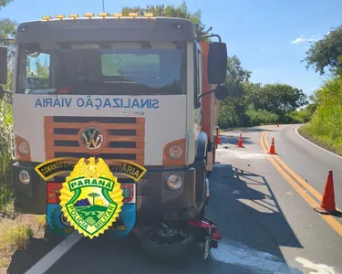 Segundo a Polícia Rodoviária Estadual (PRE), a motocicleta com placas de Arapongas seguia no sentido oposto ao caminhão