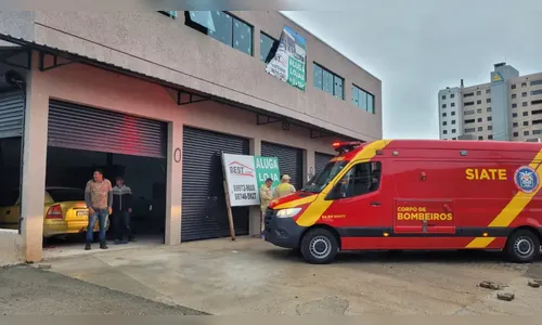 Jovens despencam de obra e são levados às pressas para hospital no PR