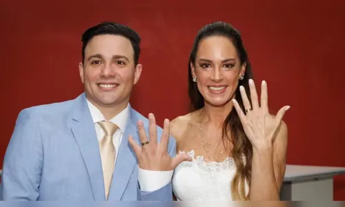 Silvia Abravanel e Gustavo Moura mostram suas mãos com alianças de casamento