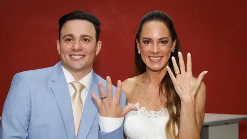 Silvia Abravanel e Gustavo Moura mostram suas mãos com alianças de casamento
