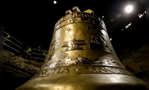 Sino de 55 toneladas chega da Polônia com destino a famoso santuário