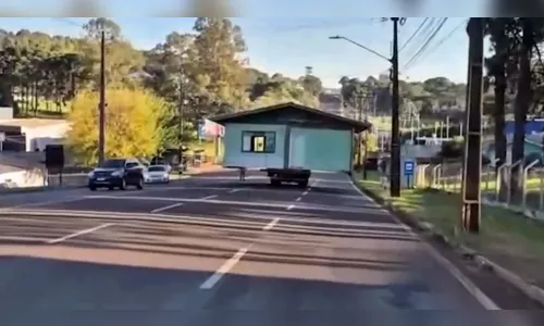 Casa de madeira é transportada inteira em cima de caminhão no PR; veja
