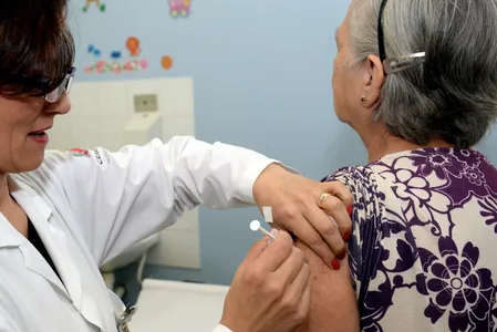 Meta é aplicar 300 mil doses na população durante o todo o dia nas 1.543 salas abertas no Paraná