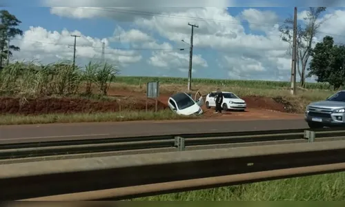 Veículos presos em cratera e canaleta são flagrados na BR-369