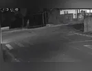 "Assombração" é flagrada atravessando portão de cemitério; assista