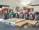 Bolo de Santo Antônio inova no recheio com medalhas de ouro e vouchers