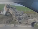 Carreta tomba na PR-445 entre Mauá da Serra e Tamarana; veja o vídeo