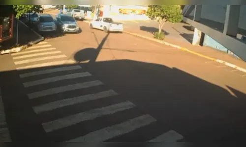 Vídeo mostra carro parado atingido em Marilândia; idosa acusa ex de causar acidente