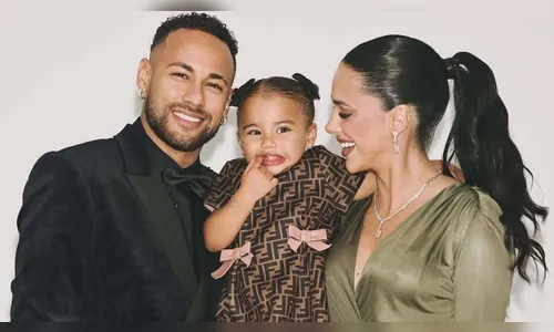 A menina surgiu com um penteado e com dois laços pretos na cabeça