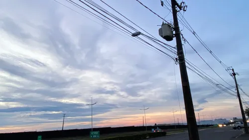 A queda de energia se deu por volta das 16h, e, até as 18h00 ainda não havia sido reestabelecida