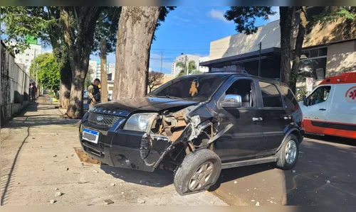 Motorista fica ferido após bater contra poste em Apucarana; veja