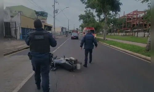 Motociclista fica gravemente ferido ao bater contra árvore em Londrina