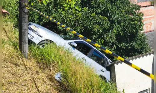 Carro perde força em ladeira e despenca sobre casa no Paraná