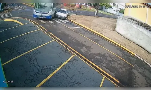 Colisão entre ônibus e carro é flagrada em cruzamento; veja vídeo