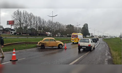 Fusca bate em guard-rail e deixa um ferido na BR-369 em Apucarana