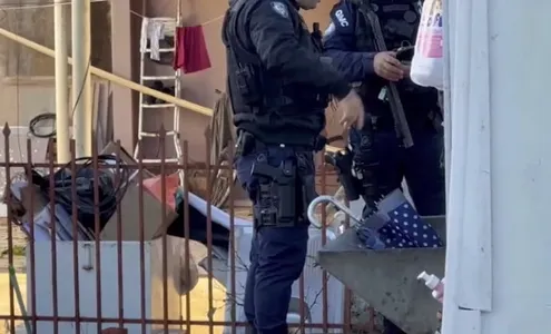 Após denúncia anônima, os guardas municipais chegaram ao local, liberaram o homem e apreenderam uma arma de fogo