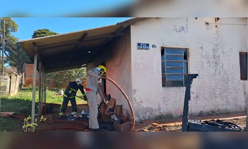 Moradora é socorrida da casa em chamas por vizinhos no Pirapó