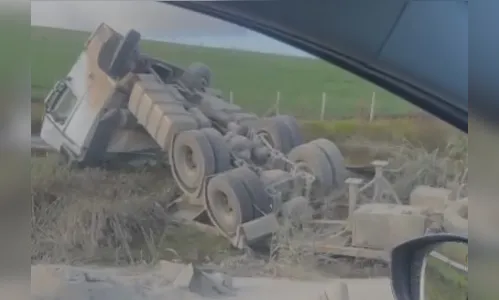 Carreta tomba na PR-445 entre Mauá da Serra e Tamarana; veja o vídeo