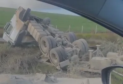 Carreta carregada de cimento tombou na PR-445