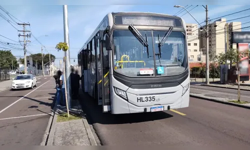Ciclista é atropelado por ônibus ao atravessar rua no Paraná
