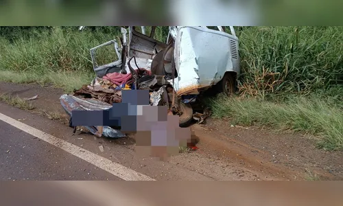 Colisão entre Kombi e caminhão deixa dois mortos na PR-272