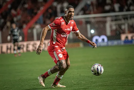 Criciúma e Vila Nova duelam em confronto direto na Série B; equipes buscam reação na tabela