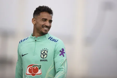 Danilo volta à seleção sob comando de Ancelotti e critica gestão da equipe, dizendo que o Brasil vive uma bagunça às vésperas do hexa