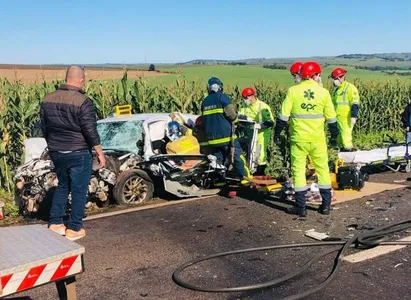 Dois helicópteros do Serviço de Atendimento Móvel de Urgência (Samu), além de bombeiros e Defesa Civil, atuaram no local.