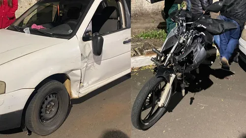 Em comum acordo, os envolvidos no acidente não acionaram o socorro do Siate nem do Samu, sendo o motociclista levado de carro até a UPA