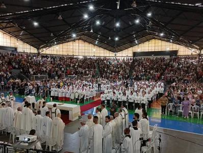 Fiéis participam da missa de Corpus Christi em Arapongas; veja