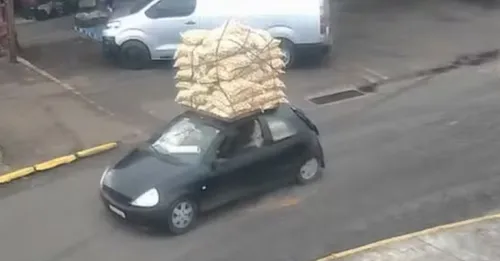 Ford Ka transportando batatadas chamou atenção em Curitiba