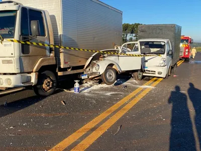 Fusca ficou destruído após acidente