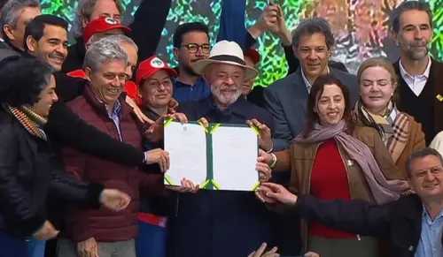 Lula durante formalização de assentamento em Ortigueira