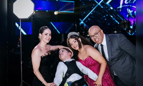 Menino com síndrome rara emociona em festa de 15 anos da irmã no PR