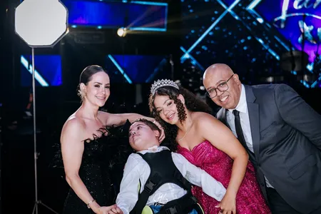 Heitor, de 7 anos, com a família