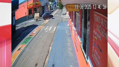 Motorista passa por cima de tapetes de Corpus Christi em Jardim Alegre