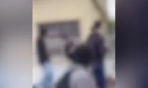 Nas imagens, o adolescente é atacado com socos sem esboçar reação. A violência só é interrompida quando uma menina se aproxima e separa os dois.